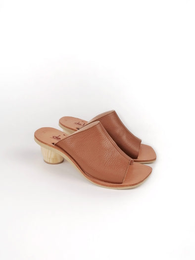 ELEONOR LIGHT BROWN SHORT HEEL MULES