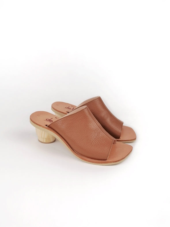 ELEONOR LIGHT BROWN SHORT HEEL MULES