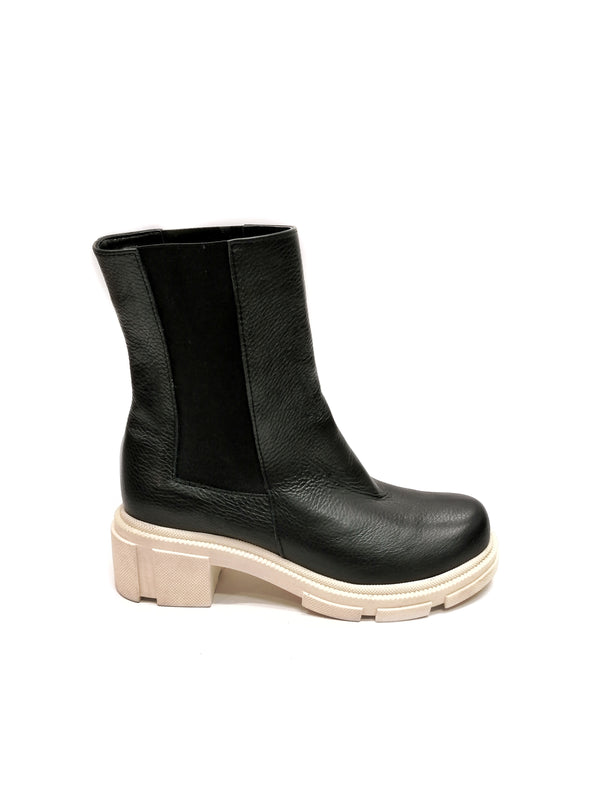 BLACK LEATHER CHELSEA BOOTS